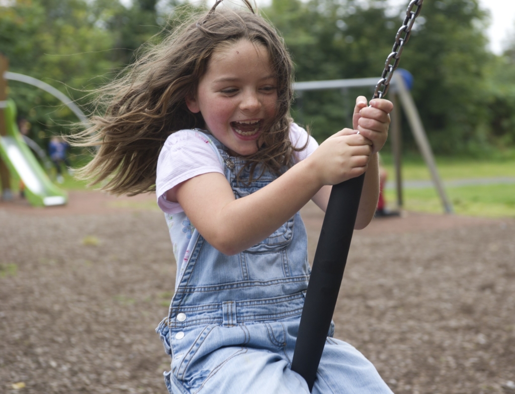 child-playing-in-the-adventure-playground-castle-ward-northern-ireland-c2a9ntpl-john-millar