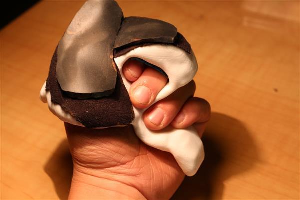 3D printed gloves. Arielle Rausin.