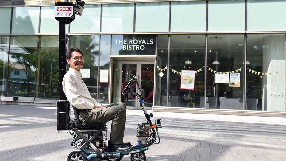 The scooter, built by a team co-led by Prof Ang, is able to work well in poor lighting, for both indoor and outdoor environments. The scooter weighs around 50kg and can travel at up to a speed of 6kph. Sensors are built into the device for localisation purposes — to tell where it is, as well as to detect obstacles from up to 2.5m in the front, and 10cm at the sides. It is able to slow down or stop in response to obstacles.